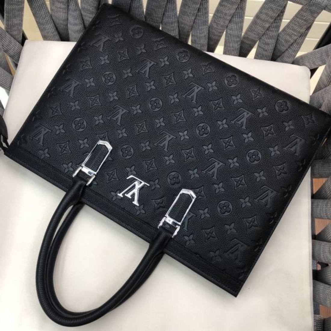 上質 Louis Vuitton ルイヴィトン コピー ブリーフケース レザー素材 スクエアフォルム ハンド＋ショルダー2WAY 大容量収納 通勤対応
