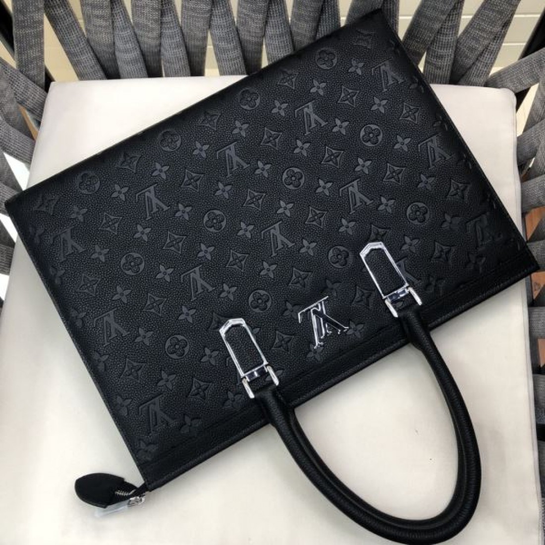 上質 Louis Vuitton ルイヴィトン コピー ブリーフケース レザー素材 スクエアフォルム ハンド＋ショルダー2WAY 大容量収納 通勤対応