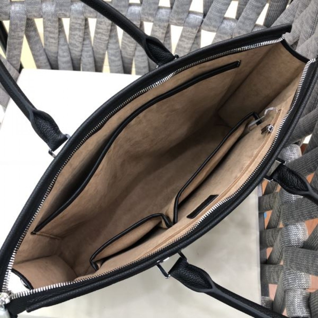 上質 Louis Vuitton ルイヴィトン コピー ブリーフケース レザー素材 スクエアフォルム ハンド＋ショルダー2WAY 大容量収納 通勤対応