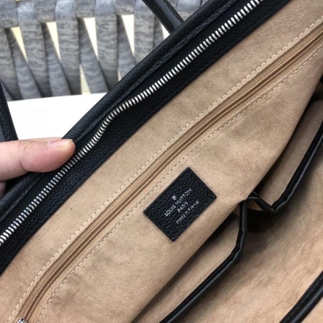 上質 Louis Vuitton ルイヴィトン コピー ブリーフケース レザー素材 スクエアフォルム ハンド＋ショルダー2WAY 大容量収納 通勤対応