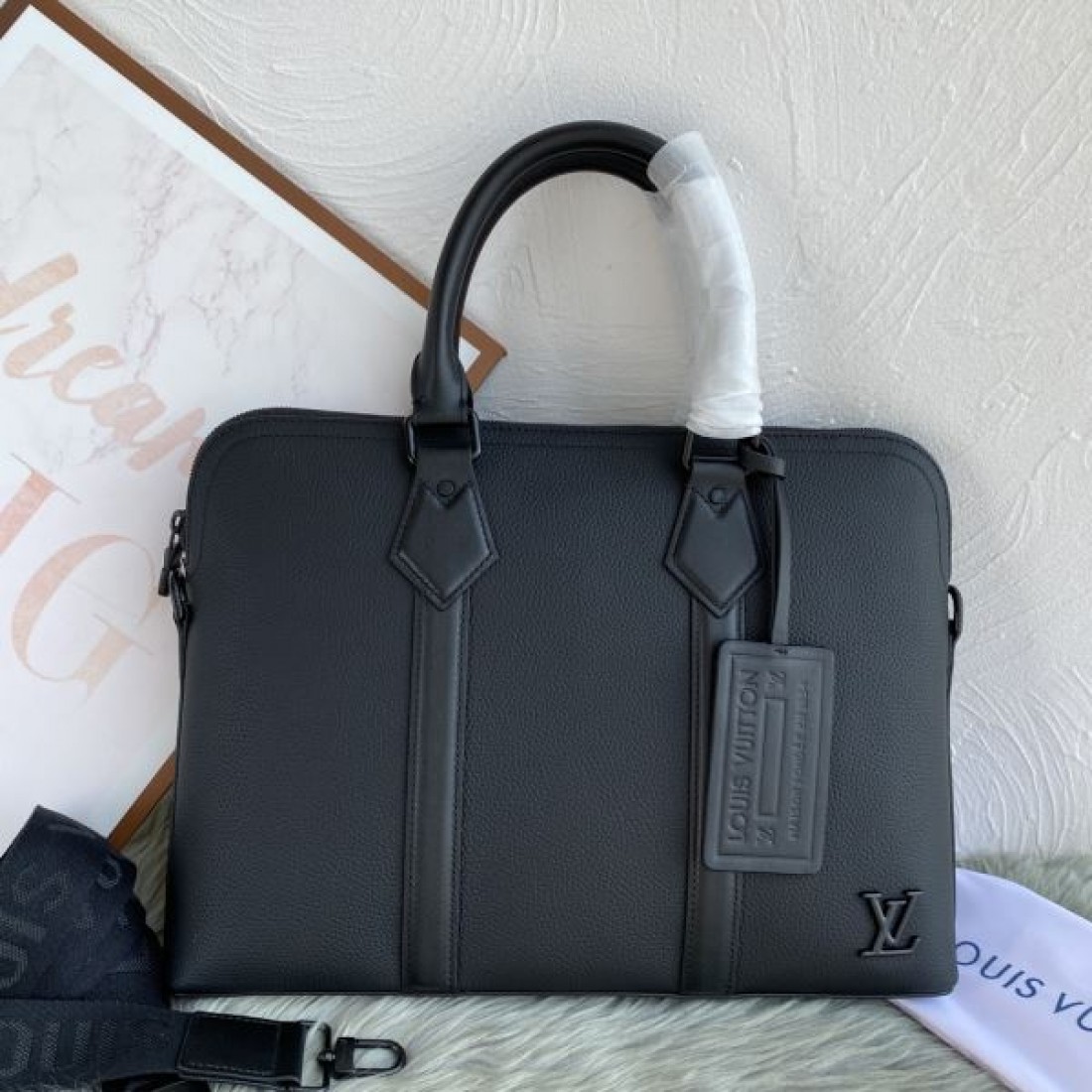 実用性 Louis Vuitton ルイヴィトン コピー バッグ ブリーフケース レザー素材 軽量設計 収納力抜群 シンプル外観 ビジネス向け
