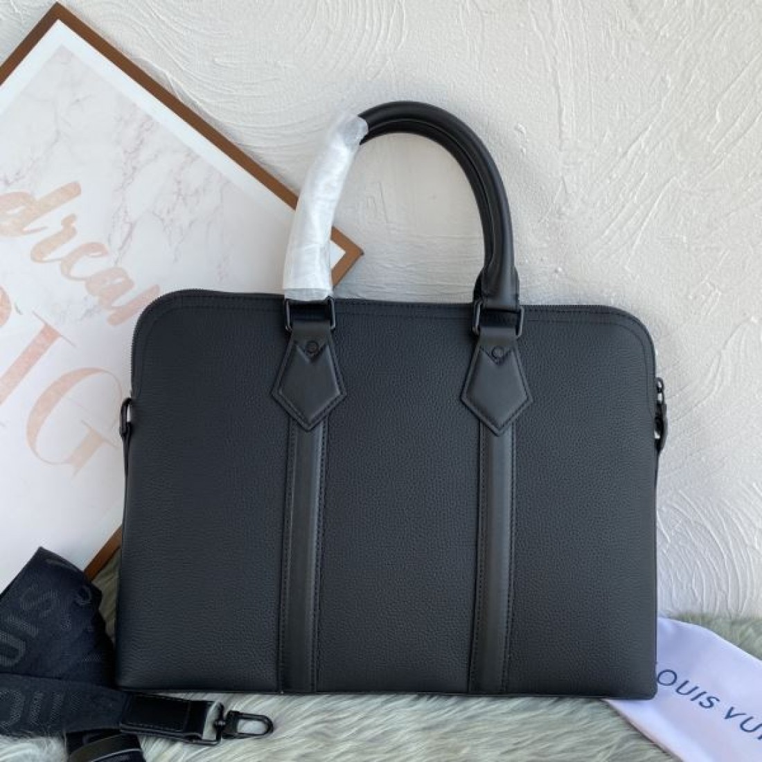 実用性 Louis Vuitton ルイヴィトン コピー バッグ ブリーフケース レザー素材 軽量設計 収納力抜群 シンプル外観 ビジネス向け