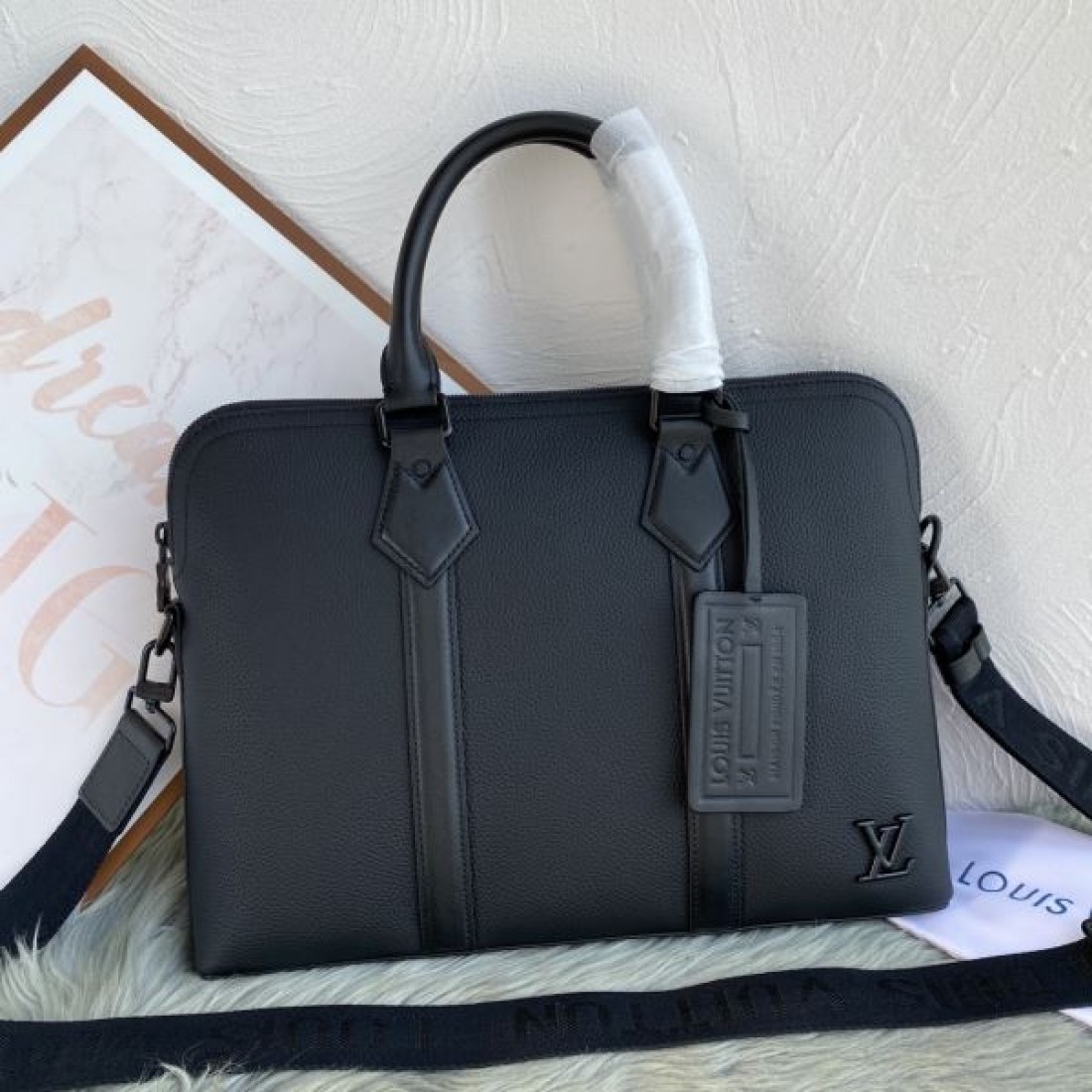 実用性 Louis Vuitton ルイヴィトン コピー バッグ ブリーフケース レザー素材 軽量設計 収納力抜群 シンプル外観 ビジネス向け