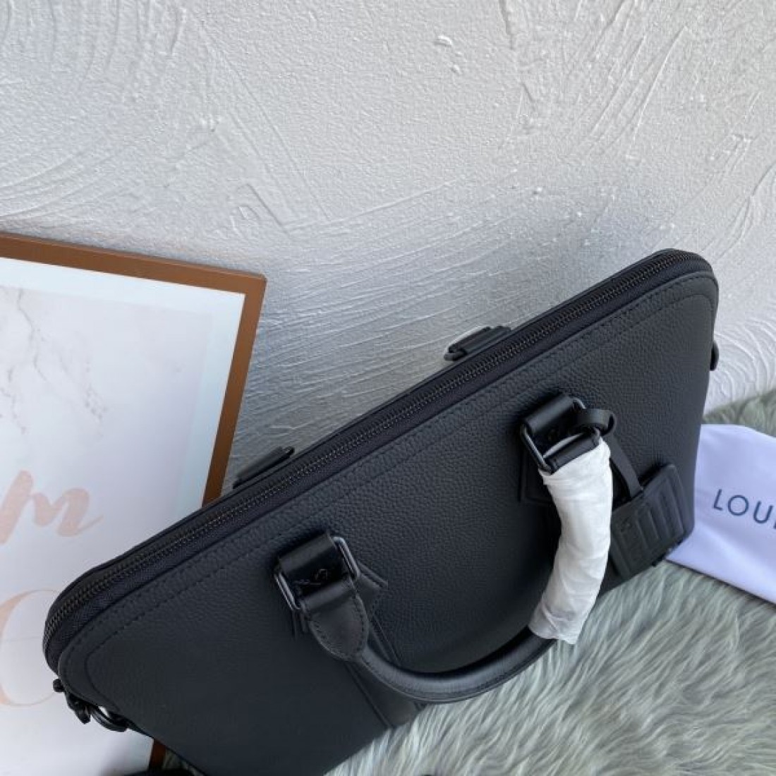 実用性 Louis Vuitton ルイヴィトン コピー バッグ ブリーフケース レザー素材 軽量設計 収納力抜群 シンプル外観 ビジネス向け