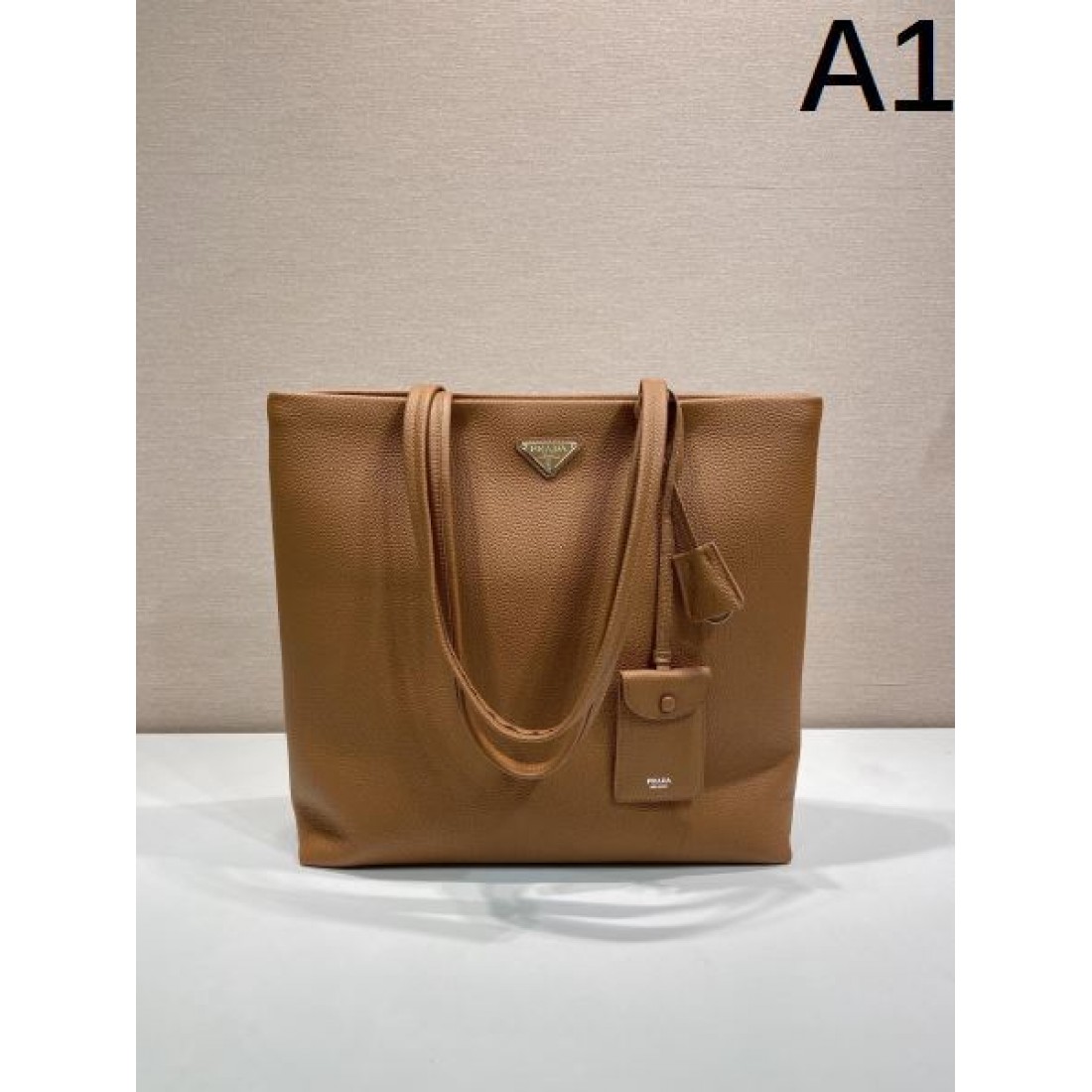 ビジネス 上質 PRADA プラダ コピー トートバッグ サフィアーノレザー 縦型フォルム 大容量収納 ダブルハンドル シンプルデザイン 通勤対応