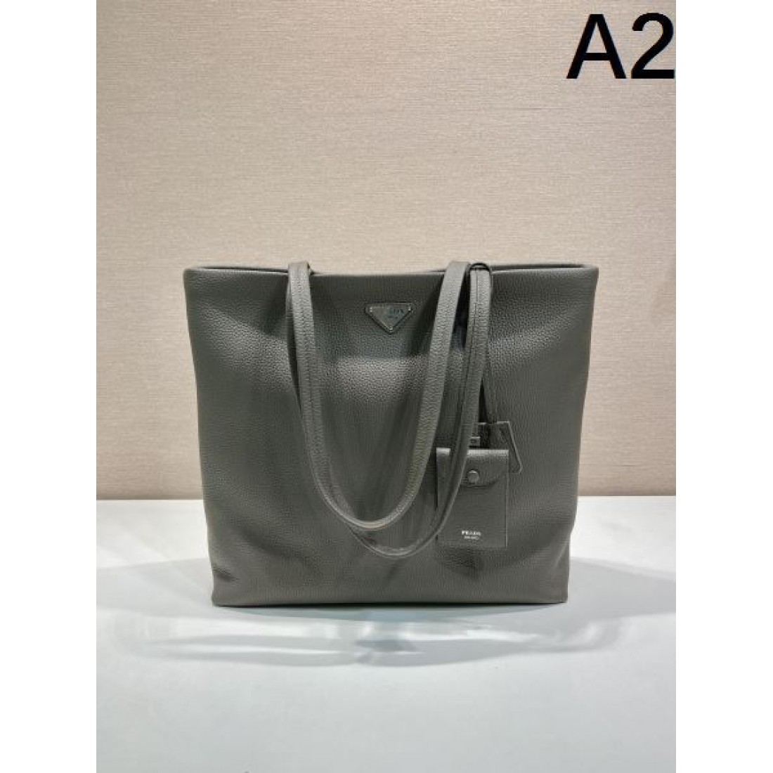 ビジネス 上質 PRADA プラダ コピー トートバッグ サフィアーノレザー 縦型フォルム 大容量収納 ダブルハンドル シンプルデザイン 通勤対応