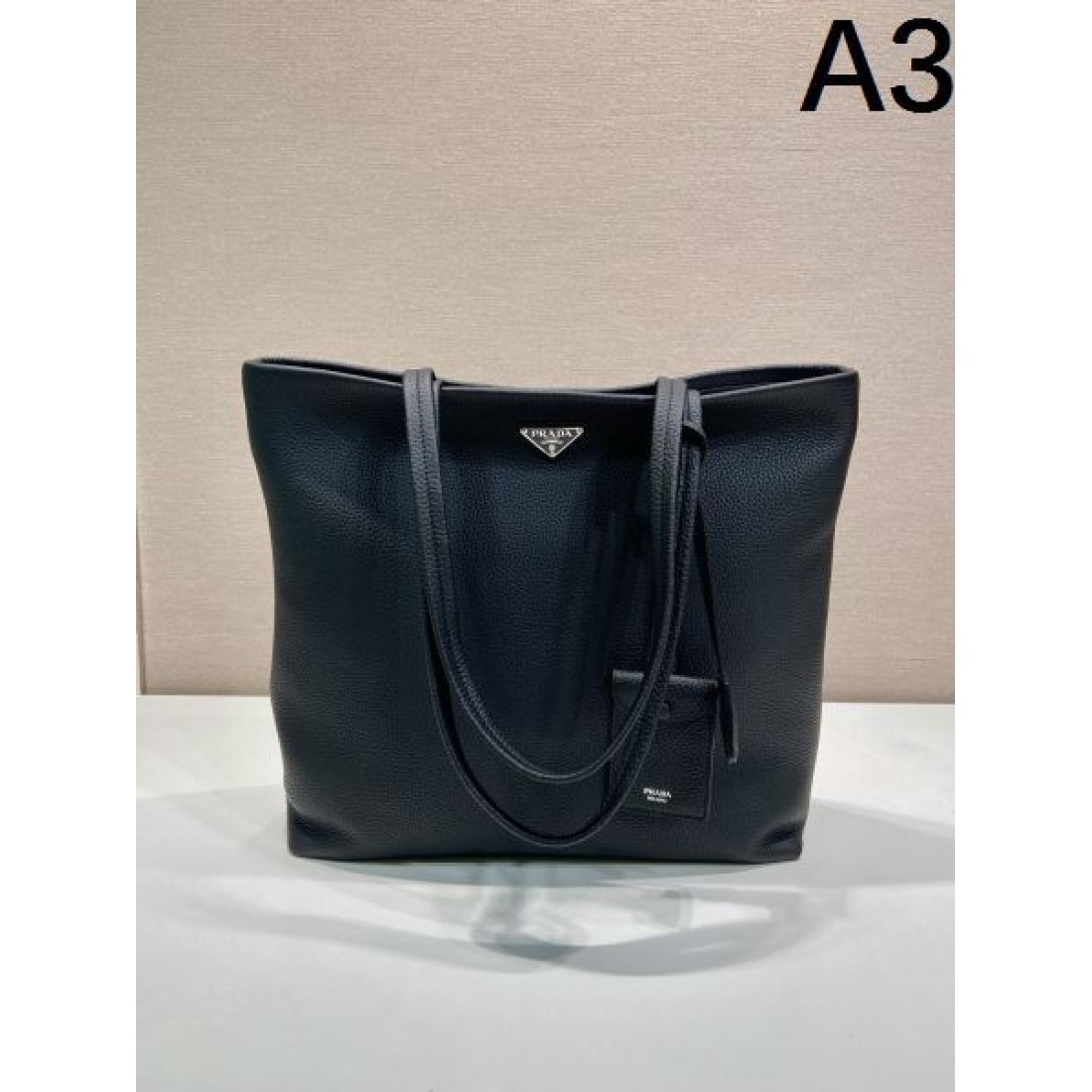 ビジネス 上質 PRADA プラダ コピー トートバッグ サフィアーノレザー 縦型フォルム 大容量収納 ダブルハンドル シンプルデザイン 通勤対応