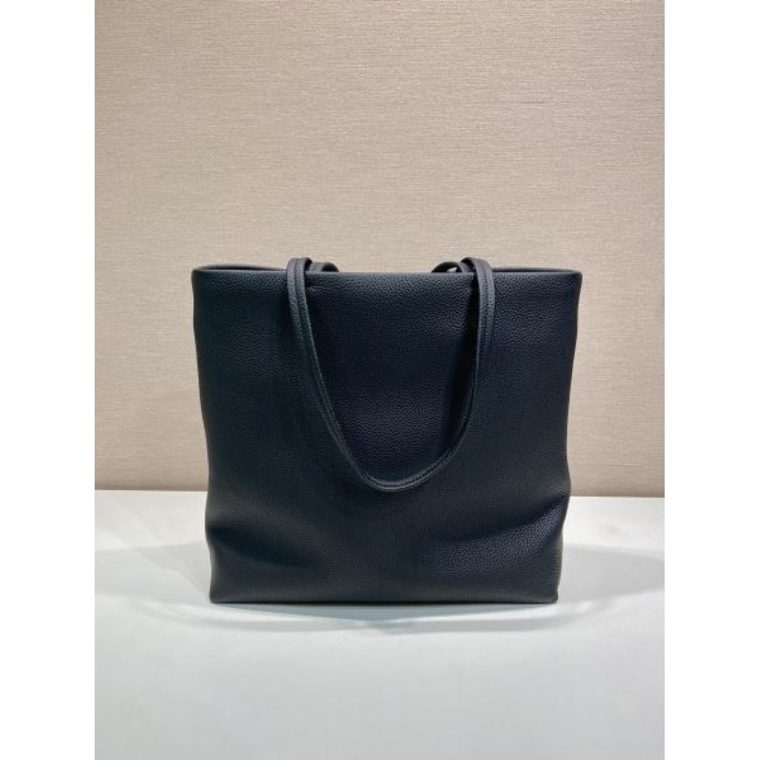 ビジネス 上質 PRADA プラダ コピー トートバッグ サフィアーノレザー 縦型フォルム 大容量収納 ダブルハンドル シンプルデザイン 通勤対応