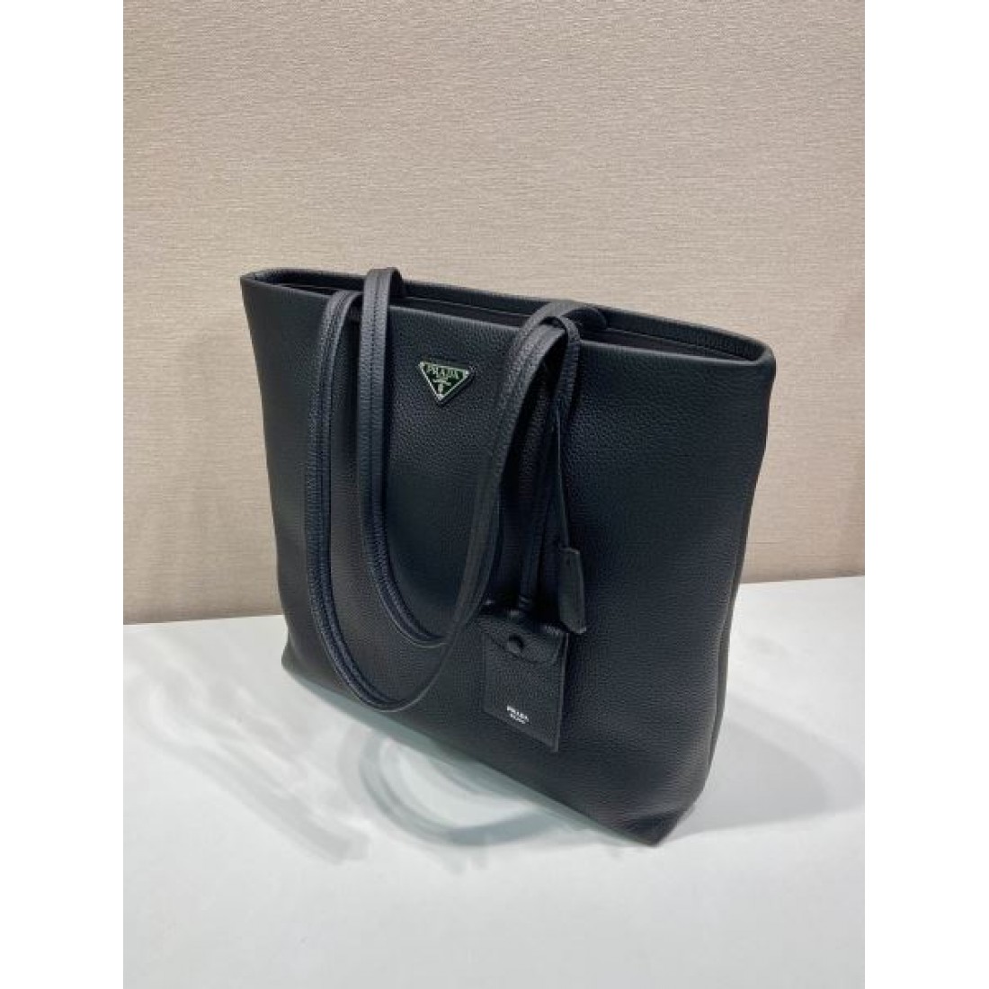 ビジネス 上質 PRADA プラダ コピー トートバッグ サフィアーノレザー 縦型フォルム 大容量収納 ダブルハンドル シンプルデザイン 通勤対応