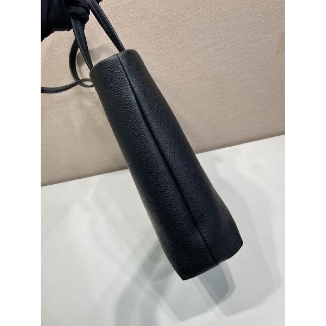 ビジネス 上質 PRADA プラダ コピー トートバッグ サフィアーノレザー 縦型フォルム 大容量収納 ダブルハンドル シンプルデザイン 通勤対応