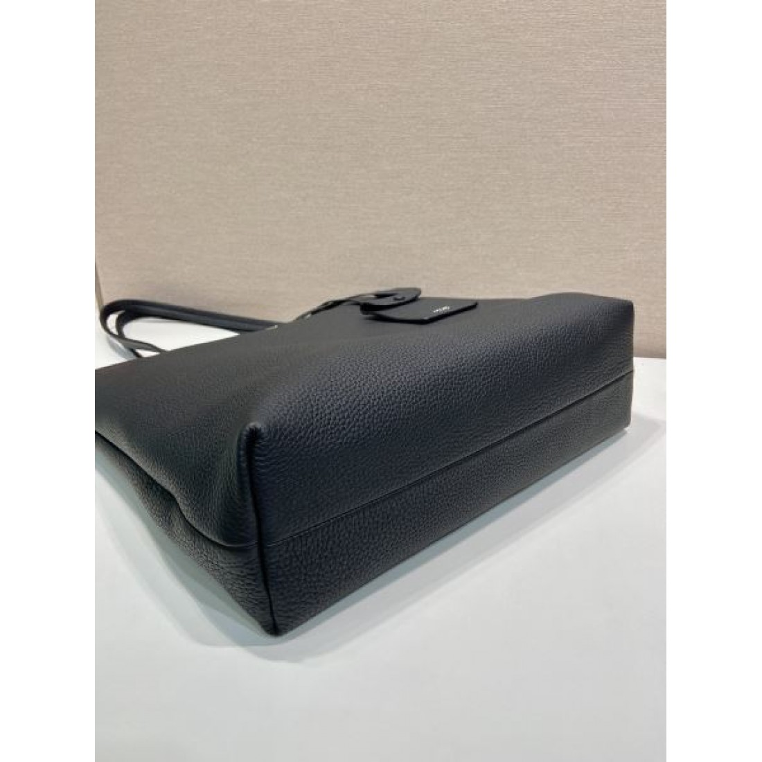 ビジネス 上質 PRADA プラダ コピー トートバッグ サフィアーノレザー 縦型フォルム 大容量収納 ダブルハンドル シンプルデザイン 通勤対応
