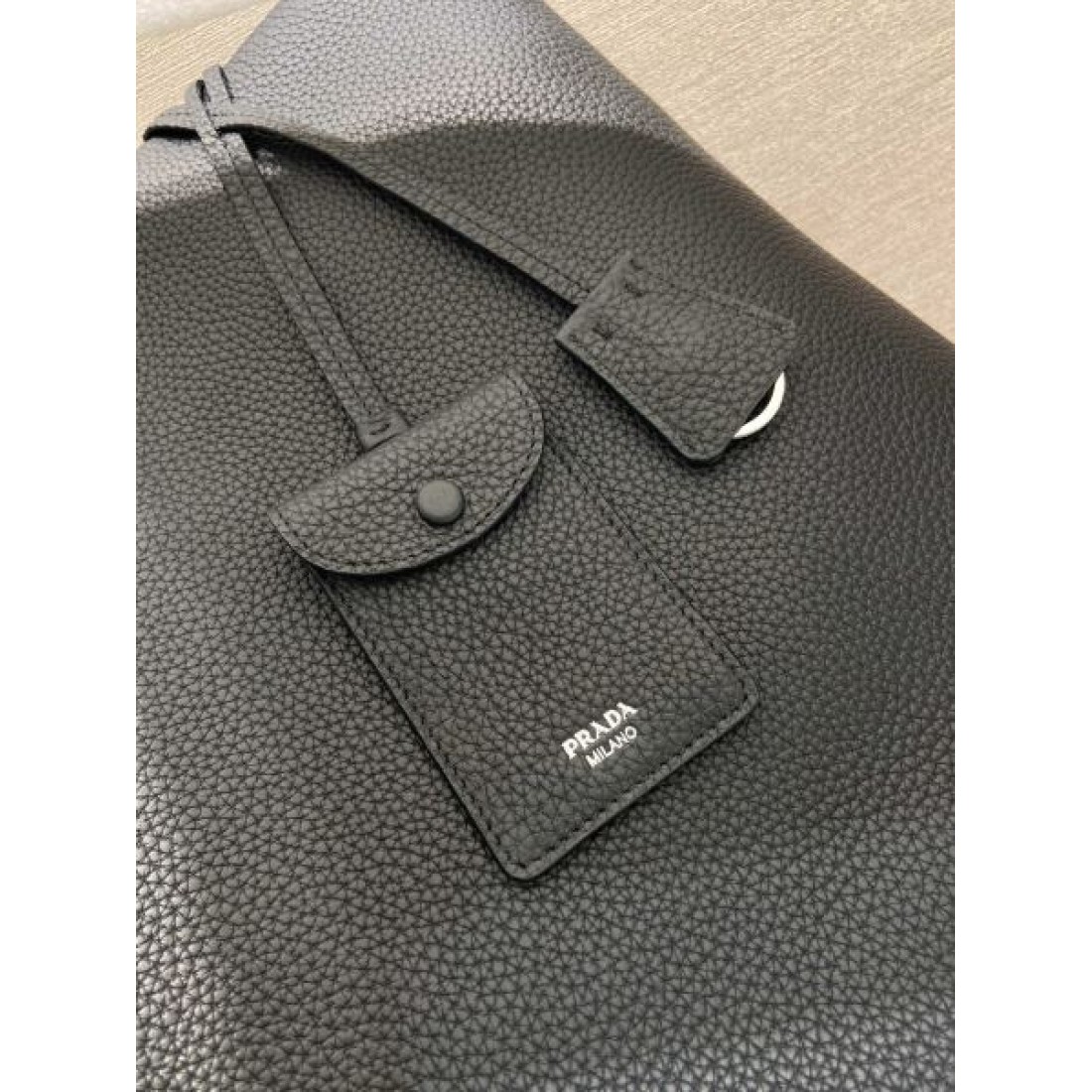 ビジネス 上質 PRADA プラダ コピー トートバッグ サフィアーノレザー 縦型フォルム 大容量収納 ダブルハンドル シンプルデザイン 通勤対応