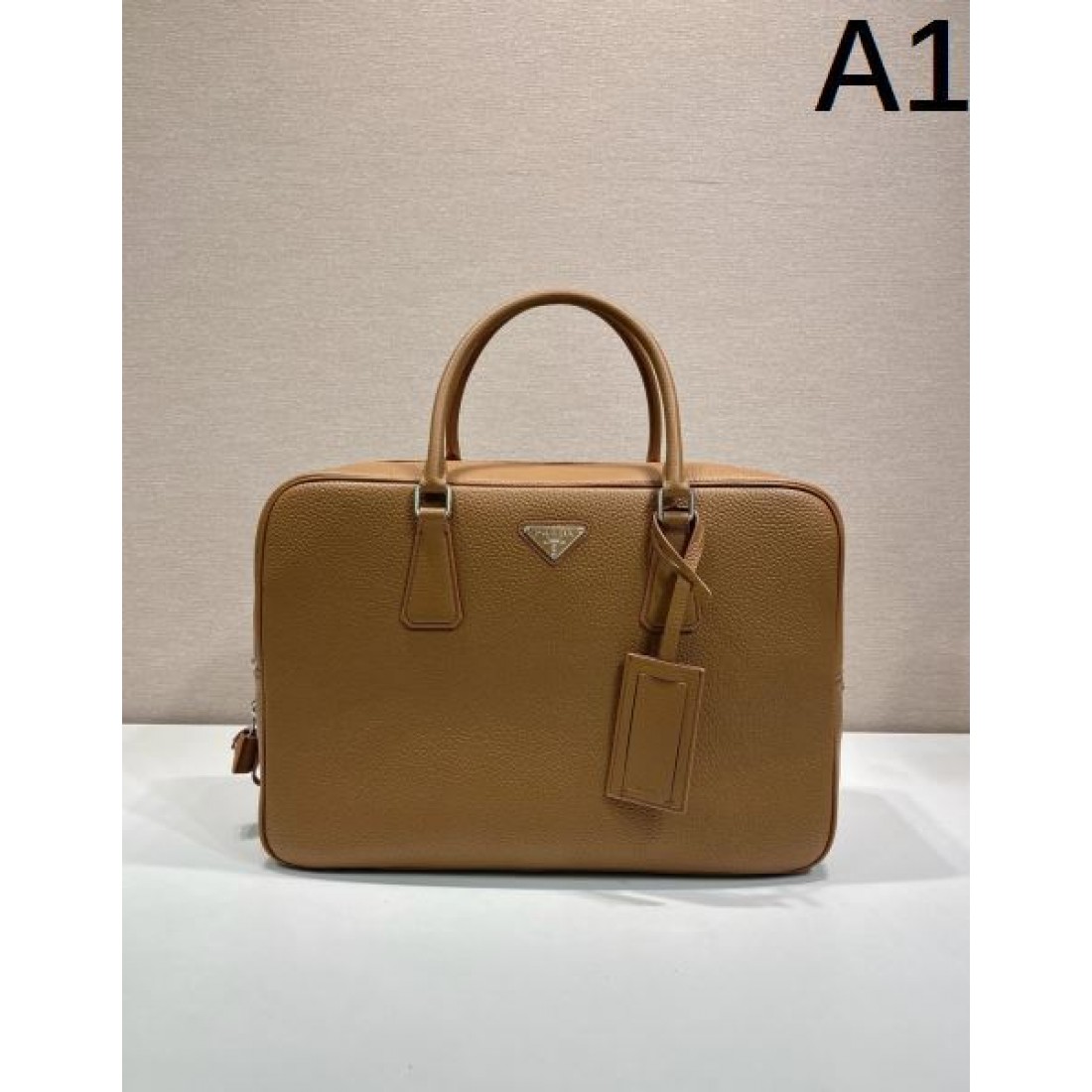 ビジネス 上質 PRADA プラダ コピー ブリーフケース レザー素材 スクエアフォルム 大容量収納 ダブルジップ開閉 ハンドバッグ シンプル設計 三角ロゴプレート
