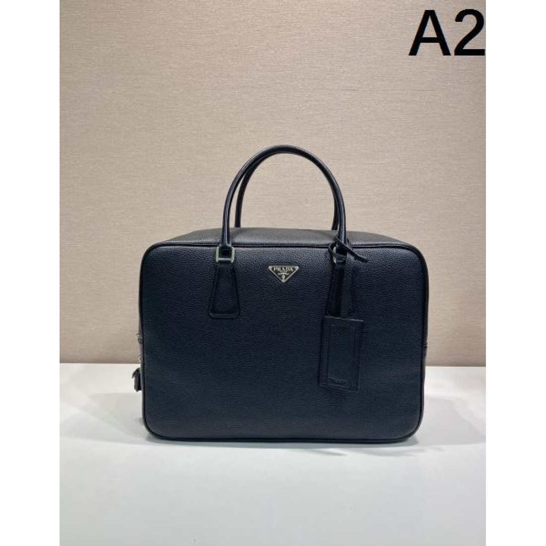 ビジネス 上質 PRADA プラダ コピー ブリーフケース レザー素材 スクエアフォルム 大容量収納 ダブルジップ開閉 ハンドバッグ シンプル設計 三角ロゴプレート
