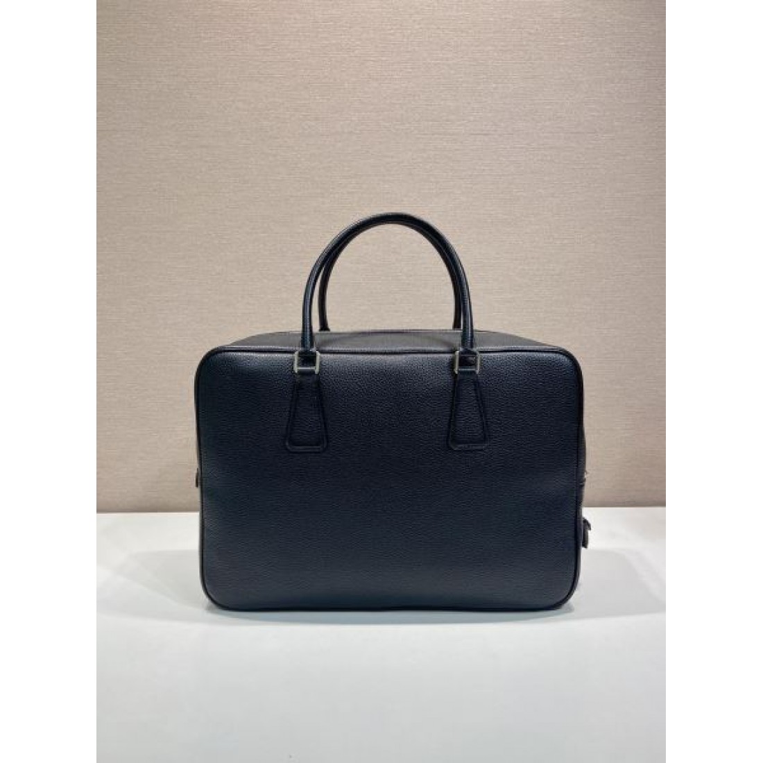 ビジネス 上質 PRADA プラダ コピー ブリーフケース レザー素材 スクエアフォルム 大容量収納 ダブルジップ開閉 ハンドバッグ シンプル設計 三角ロゴプレート
