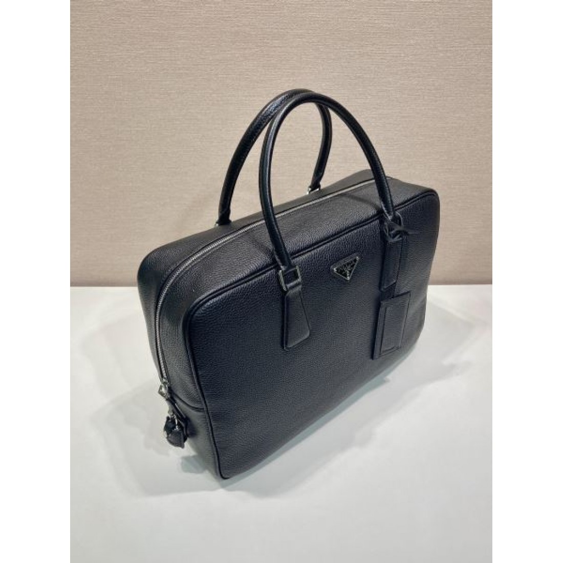 ビジネス 上質 PRADA プラダ コピー ブリーフケース レザー素材 スクエアフォルム 大容量収納 ダブルジップ開閉 ハンドバッグ シンプル設計 三角ロゴプレート