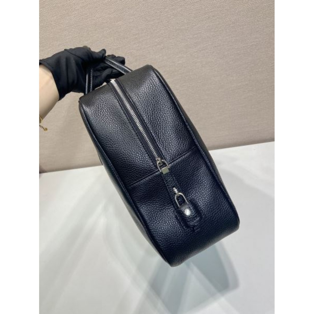 ビジネス 上質 PRADA プラダ コピー ブリーフケース レザー素材 スクエアフォルム 大容量収納 ダブルジップ開閉 ハンドバッグ シンプル設計 三角ロゴプレート