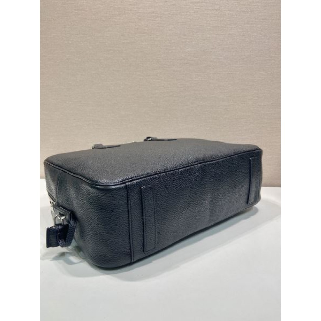 ビジネス 上質 PRADA プラダ コピー ブリーフケース レザー素材 スクエアフォルム 大容量収納 ダブルジップ開閉 ハンドバッグ シンプル設計 三角ロゴプレート
