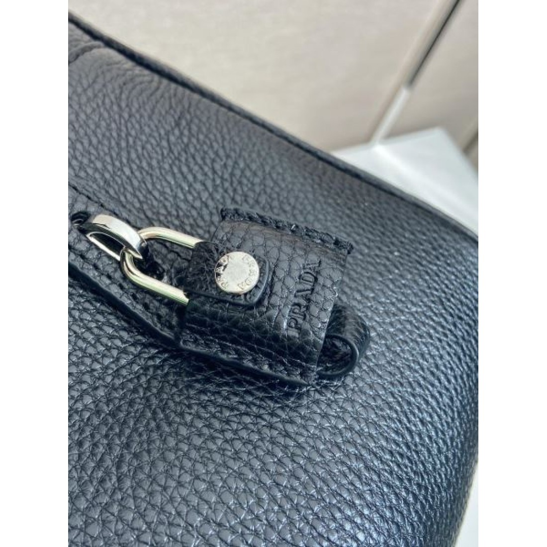 ビジネス 上質 PRADA プラダ コピー ブリーフケース レザー素材 スクエアフォルム 大容量収納 ダブルジップ開閉 ハンドバッグ シンプル設計 三角ロゴプレート
