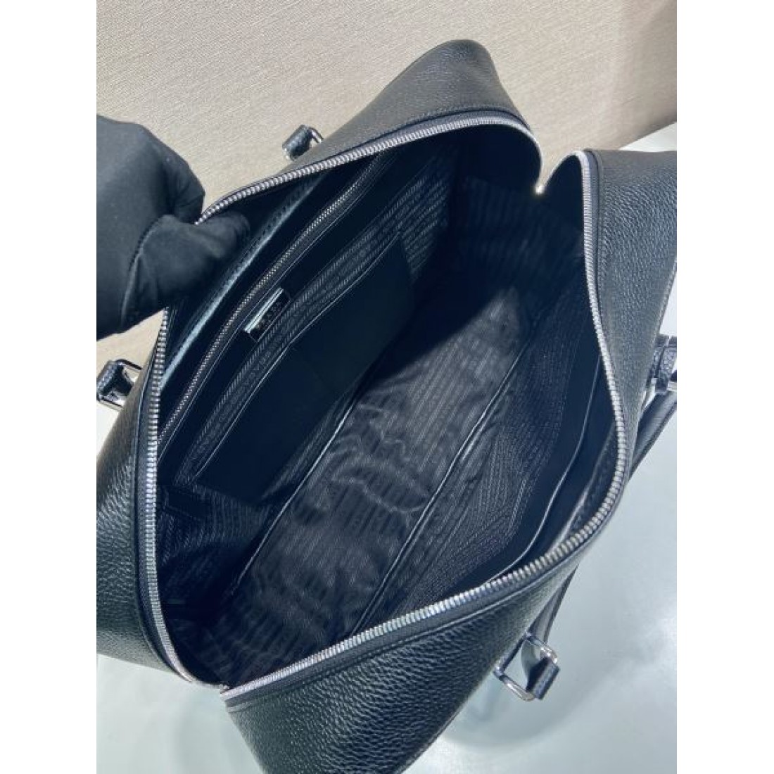 ビジネス 上質 PRADA プラダ コピー ブリーフケース レザー素材 スクエアフォルム 大容量収納 ダブルジップ開閉 ハンドバッグ シンプル設計 三角ロゴプレート