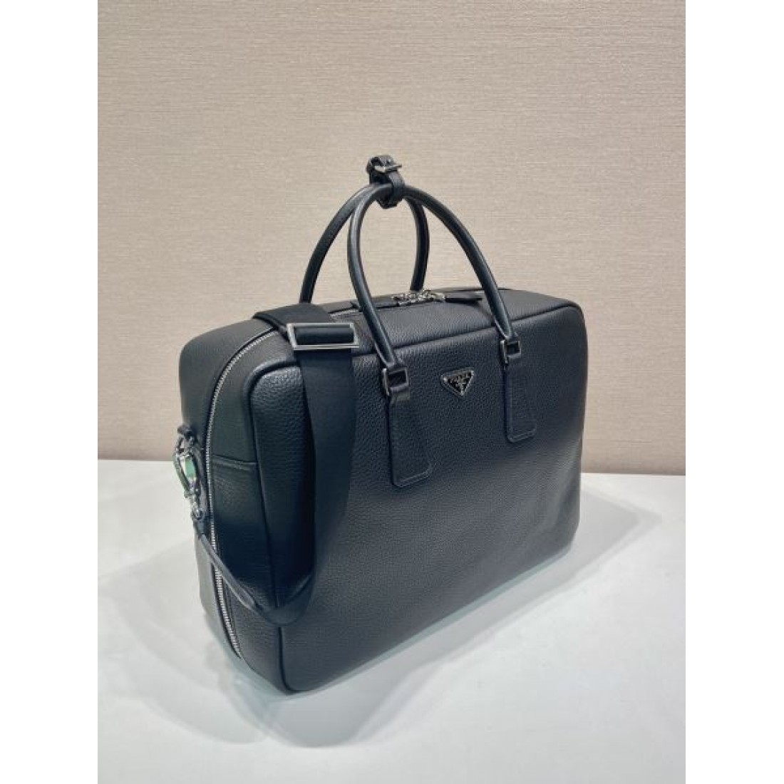 機能性 PRADA プラダ コピー バッグ ボストンショルダー オールレザー 大容量設計 ダブルファスナー 内部収納充実 軽量設計 ビジネス兼用