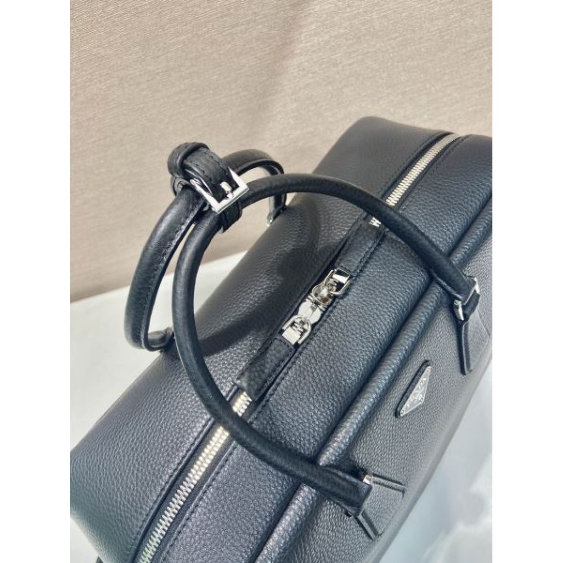 機能性 PRADA プラダ コピー バッグ ボストンショルダー オールレザー 大容量設計 ダブルファスナー 内部収納充実 軽量設計 ビジネス兼用