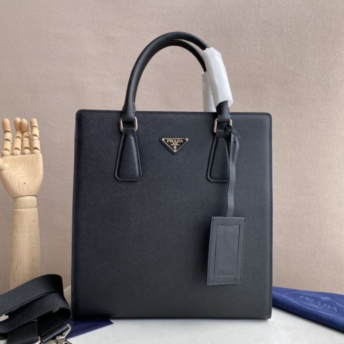 ビジネス 上質 PRADA プラダ コピー ボストンバッグ レザー素材 横長フォルム 大容量収納 ダブルジップ開閉 ハンド＋ショルダー2WAY 三角ロゴプレート 出張対応