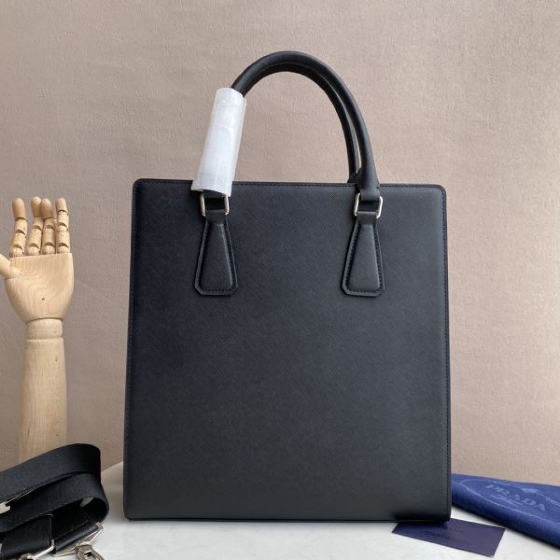 ビジネス 上質 PRADA プラダ コピー ボストンバッグ レザー素材 横長フォルム 大容量収納 ダブルジップ開閉 ハンド＋ショルダー2WAY 三角ロゴプレート 出張対応