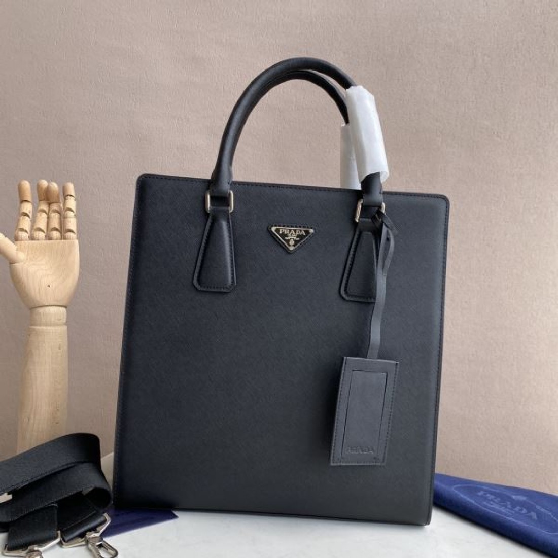 ビジネス 上質 PRADA プラダ コピー ボストンバッグ レザー素材 横長フォルム 大容量収納 ダブルジップ開閉 ハンド＋ショルダー2WAY 三角ロゴプレート 出張対応