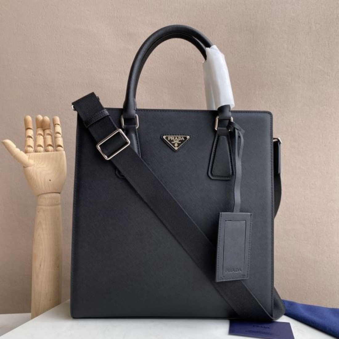 ビジネス 上質 PRADA プラダ コピー ボストンバッグ レザー素材 横長フォルム 大容量収納 ダブルジップ開閉 ハンド＋ショルダー2WAY 三角ロゴプレート 出張対応