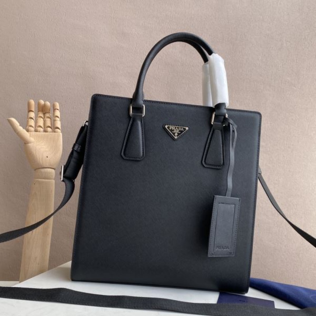 ビジネス 上質 PRADA プラダ コピー ボストンバッグ レザー素材 横長フォルム 大容量収納 ダブルジップ開閉 ハンド＋ショルダー2WAY 三角ロゴプレート 出張対応