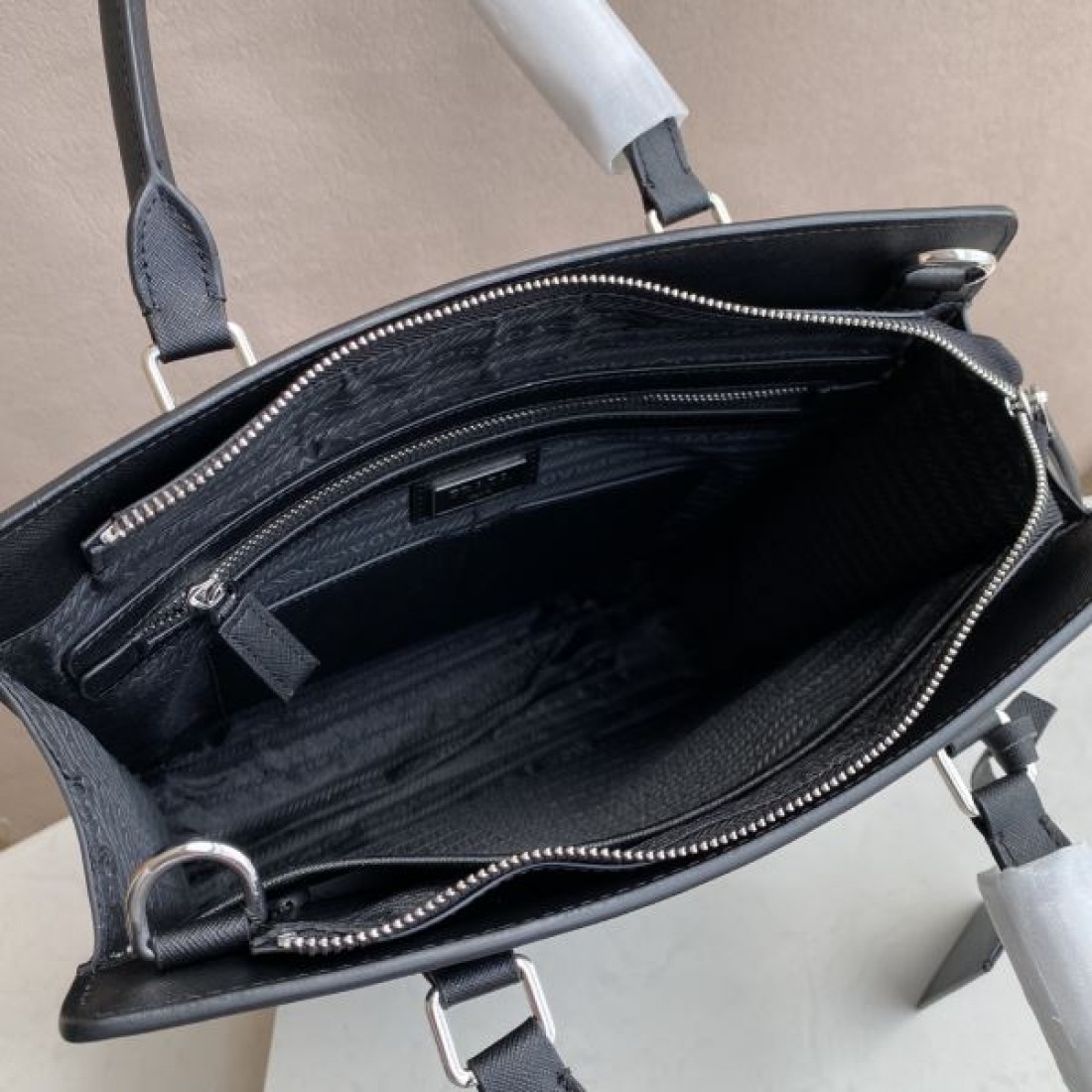 ビジネス 上質 PRADA プラダ コピー ボストンバッグ レザー素材 横長フォルム 大容量収納 ダブルジップ開閉 ハンド＋ショルダー2WAY 三角ロゴプレート 出張対応