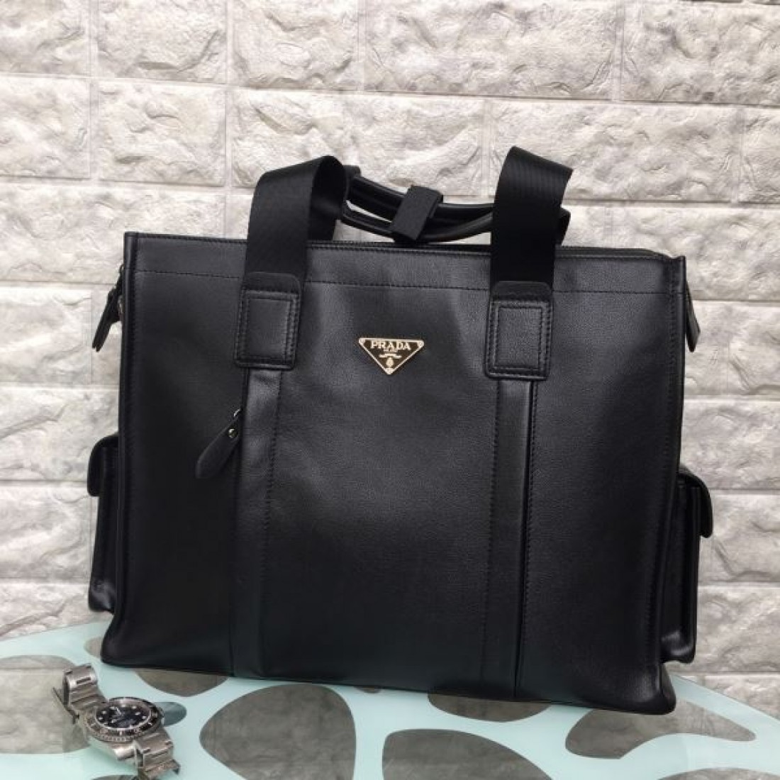 ビジネス 高級感 PRADA プラダ コピー トートバッグ レザー素材 スクエアフォルム 大容量設計 ハンド＋ショルダー2WAY 三角ロゴプレート