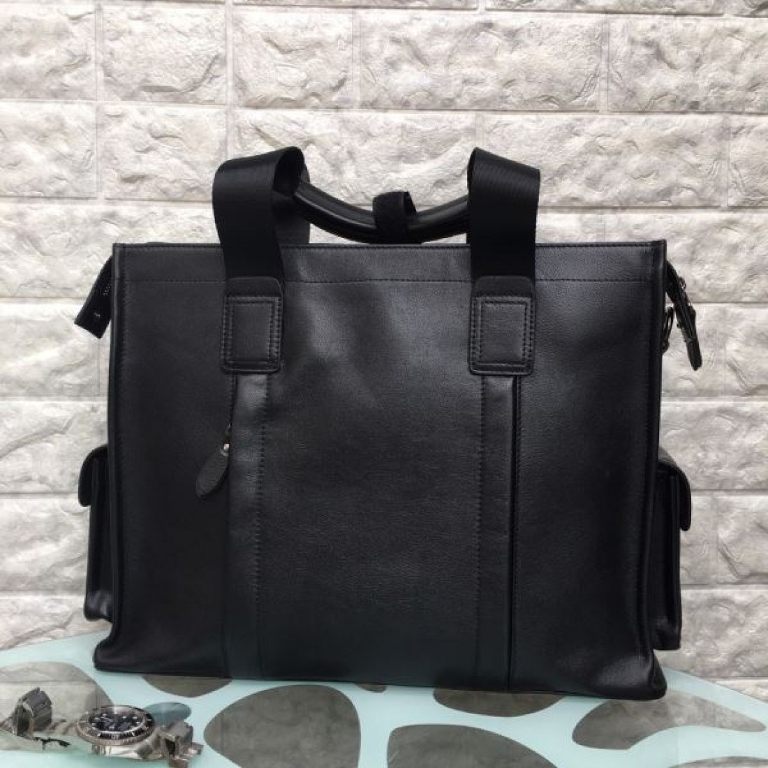 ビジネス 高級感 PRADA プラダ コピー トートバッグ レザー素材 スクエアフォルム 大容量設計 ハンド＋ショルダー2WAY 三角ロゴプレート