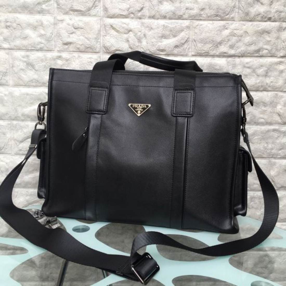 ビジネス 高級感 PRADA プラダ コピー トートバッグ レザー素材 スクエアフォルム 大容量設計 ハンド＋ショルダー2WAY 三角ロゴプレート