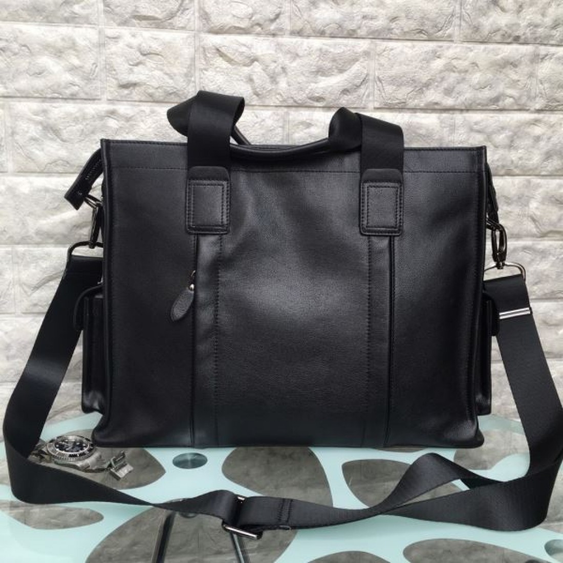 ビジネス 高級感 PRADA プラダ コピー トートバッグ レザー素材 スクエアフォルム 大容量設計 ハンド＋ショルダー2WAY 三角ロゴプレート