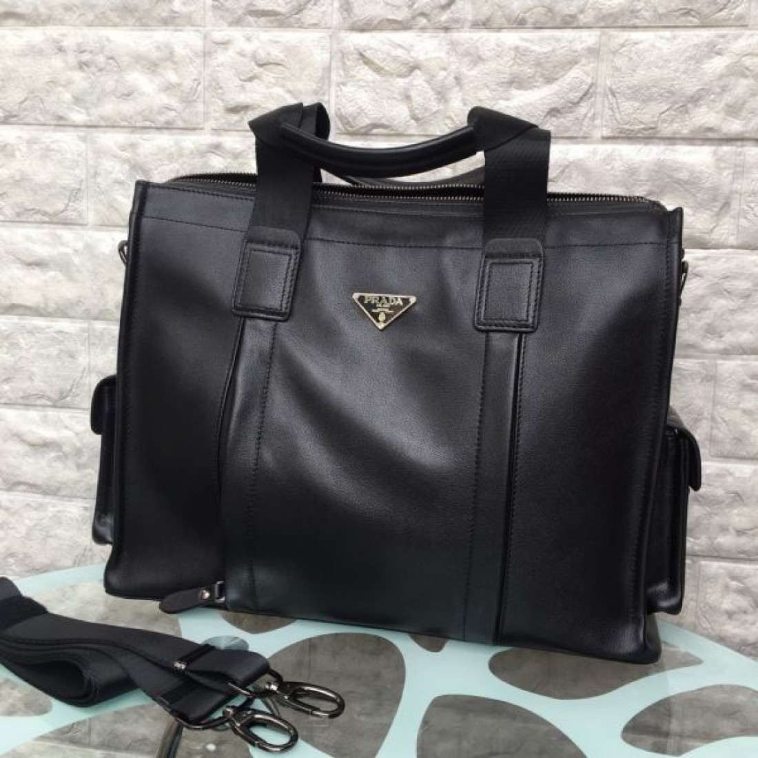 ビジネス 高級感 PRADA プラダ コピー トートバッグ レザー素材 スクエアフォルム 大容量設計 ハンド＋ショルダー2WAY 三角ロゴプレート