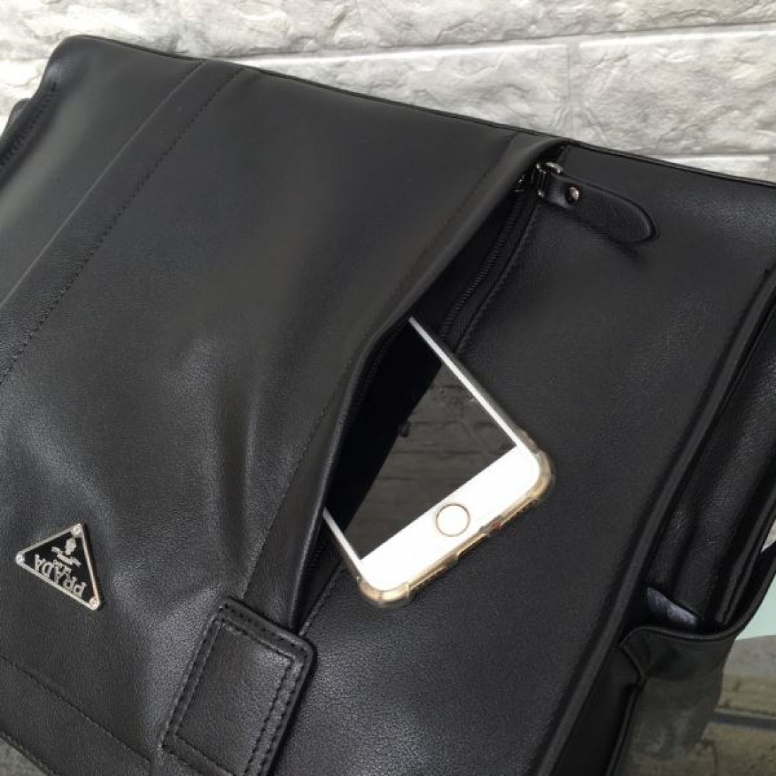 ビジネス 高級感 PRADA プラダ コピー トートバッグ レザー素材 スクエアフォルム 大容量設計 ハンド＋ショルダー2WAY 三角ロゴプレート