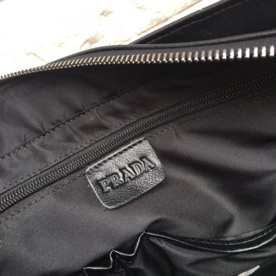 ビジネス 高級感 PRADA プラダ コピー トートバッグ レザー素材 スクエアフォルム 大容量設計 ハンド＋ショルダー2WAY 三角ロゴプレート