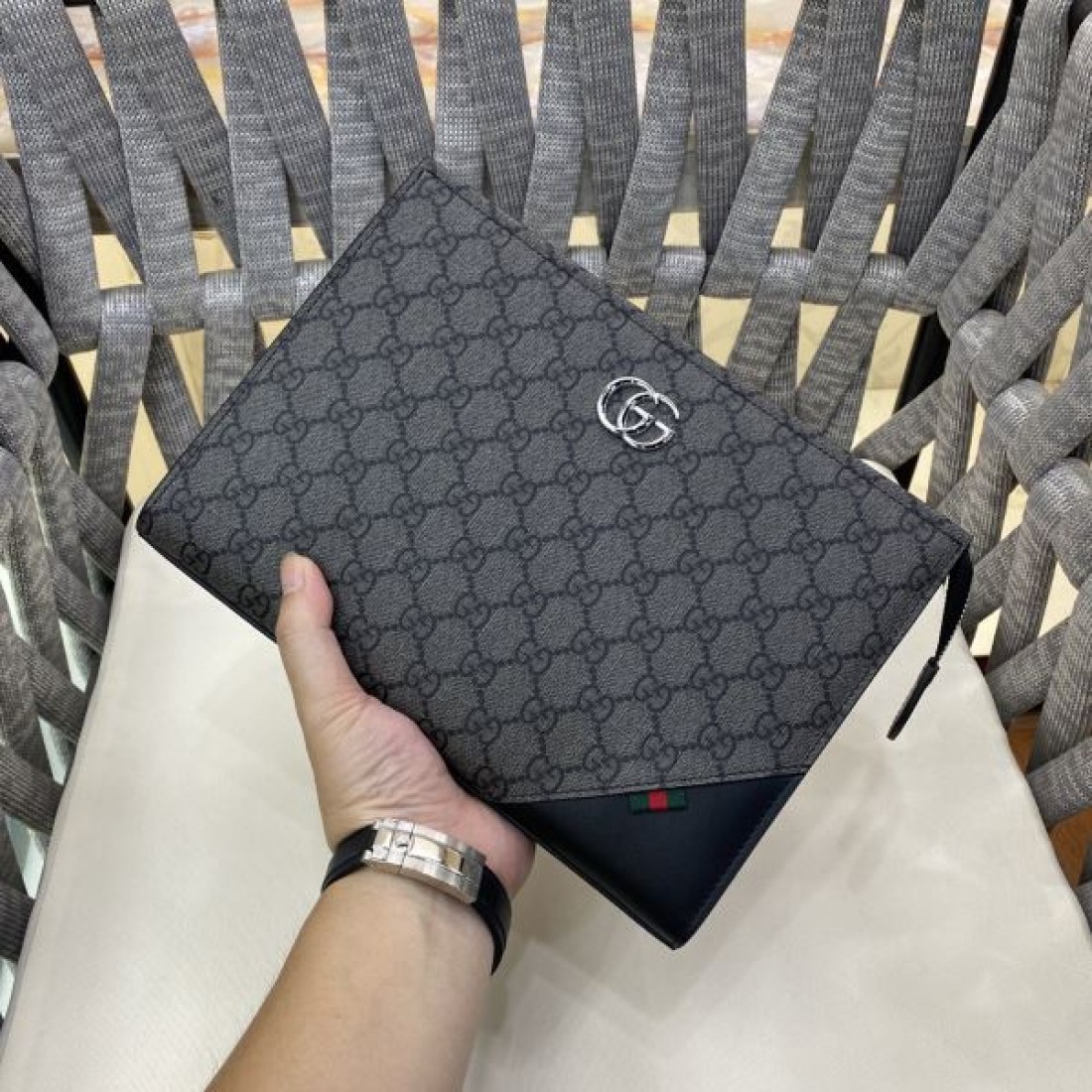 GUCCI グッチ コピー クラッチバッグ GGスプリームキャンバス スリムフォルム フラップデザイン リストストラップ付き 軽量設計