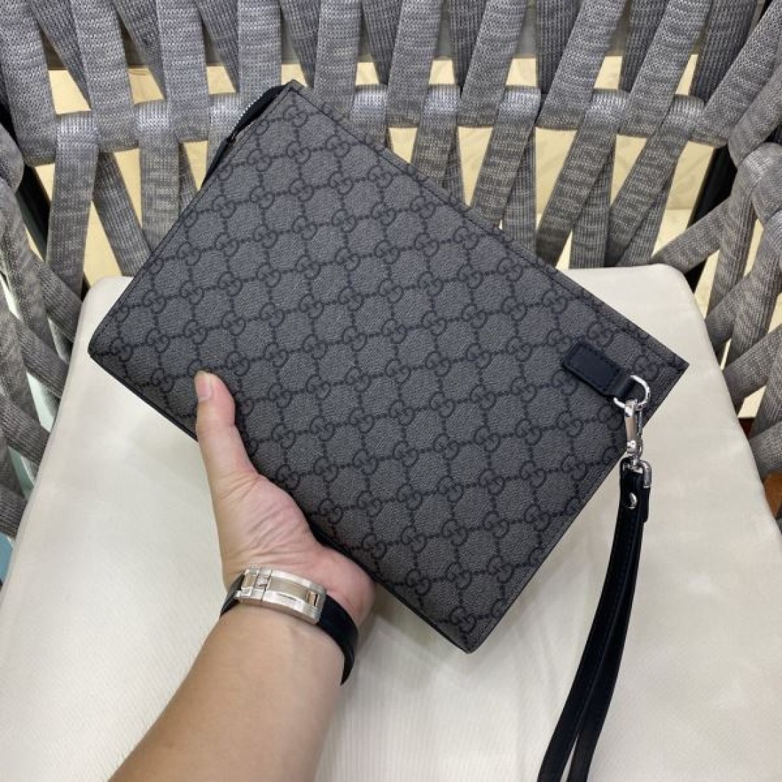 GUCCI グッチ コピー クラッチバッグ GGスプリームキャンバス スリムフォルム フラップデザイン リストストラップ付き 軽量設計