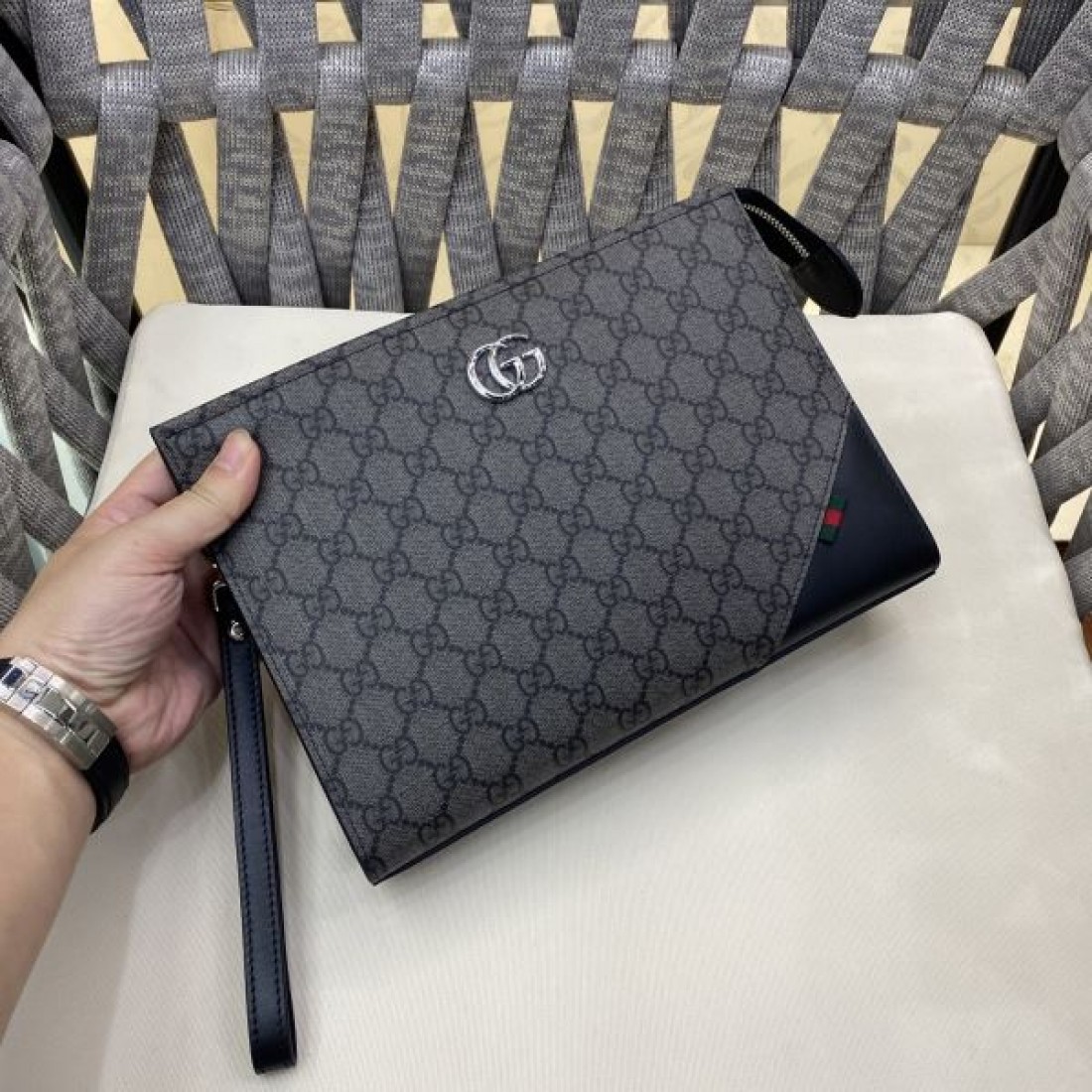 GUCCI グッチ コピー クラッチバッグ GGスプリームキャンバス スリムフォルム フラップデザイン リストストラップ付き 軽量設計