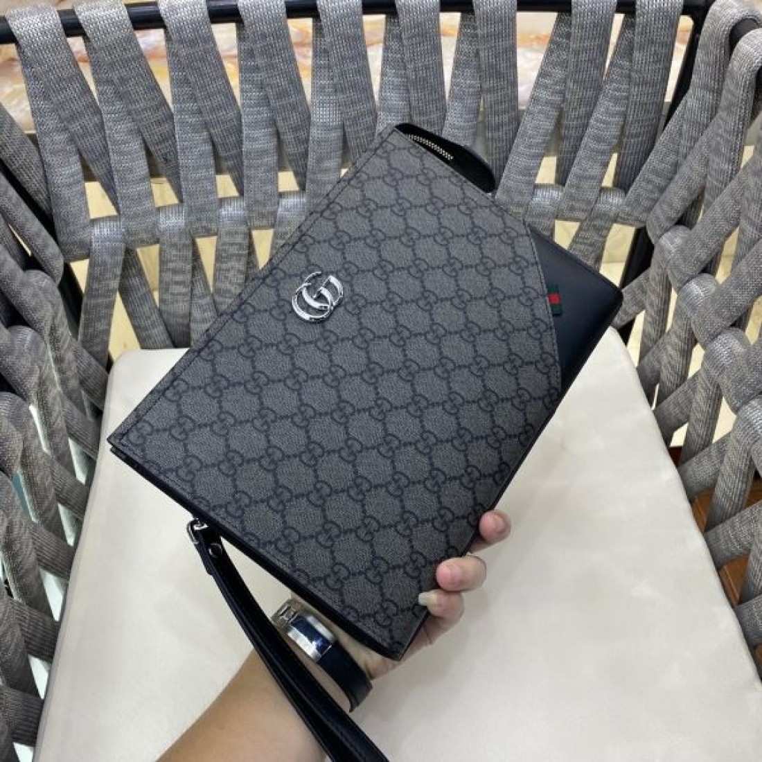 GUCCI グッチ コピー クラッチバッグ GGスプリームキャンバス スリムフォルム フラップデザイン リストストラップ付き 軽量設計