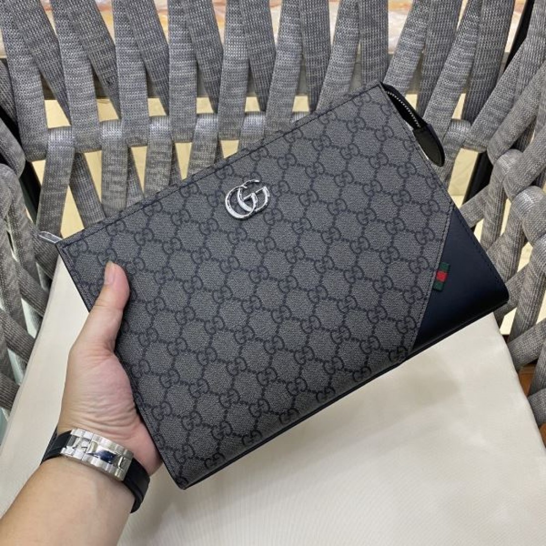 GUCCI グッチ コピー クラッチバッグ GGスプリームキャンバス スリムフォルム フラップデザイン リストストラップ付き 軽量設計