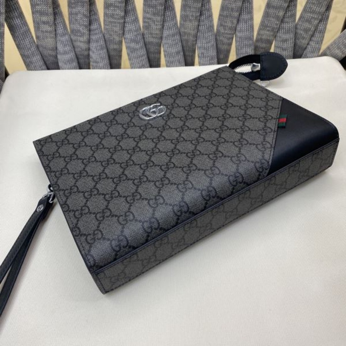 GUCCI グッチ コピー クラッチバッグ GGスプリームキャンバス スリムフォルム フラップデザイン リストストラップ付き 軽量設計