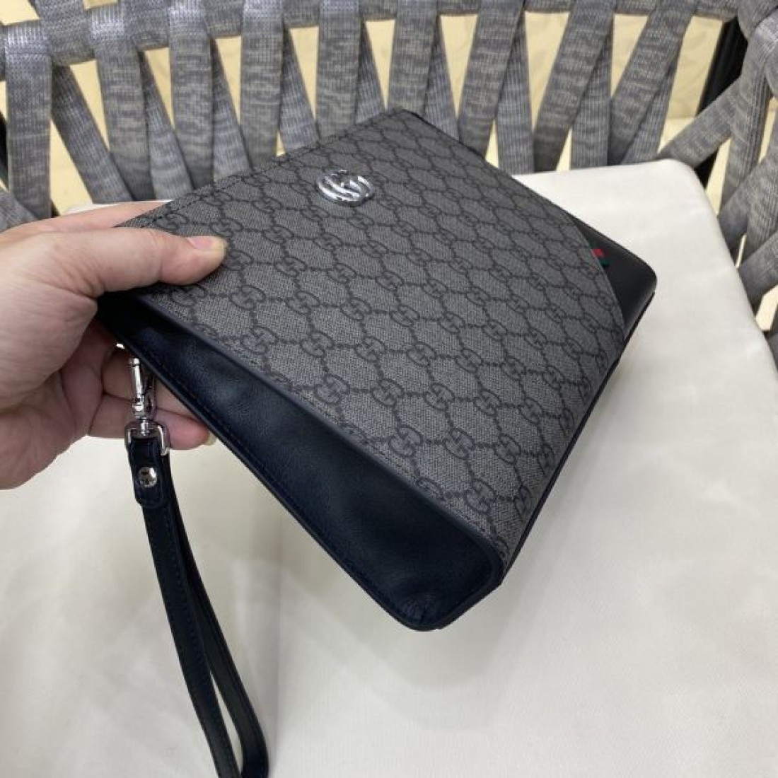 GUCCI グッチ コピー クラッチバッグ GGスプリームキャンバス スリムフォルム フラップデザイン リストストラップ付き 軽量設計