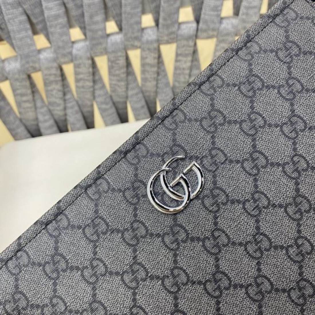 GUCCI グッチ コピー クラッチバッグ GGスプリームキャンバス スリムフォルム フラップデザイン リストストラップ付き 軽量設計