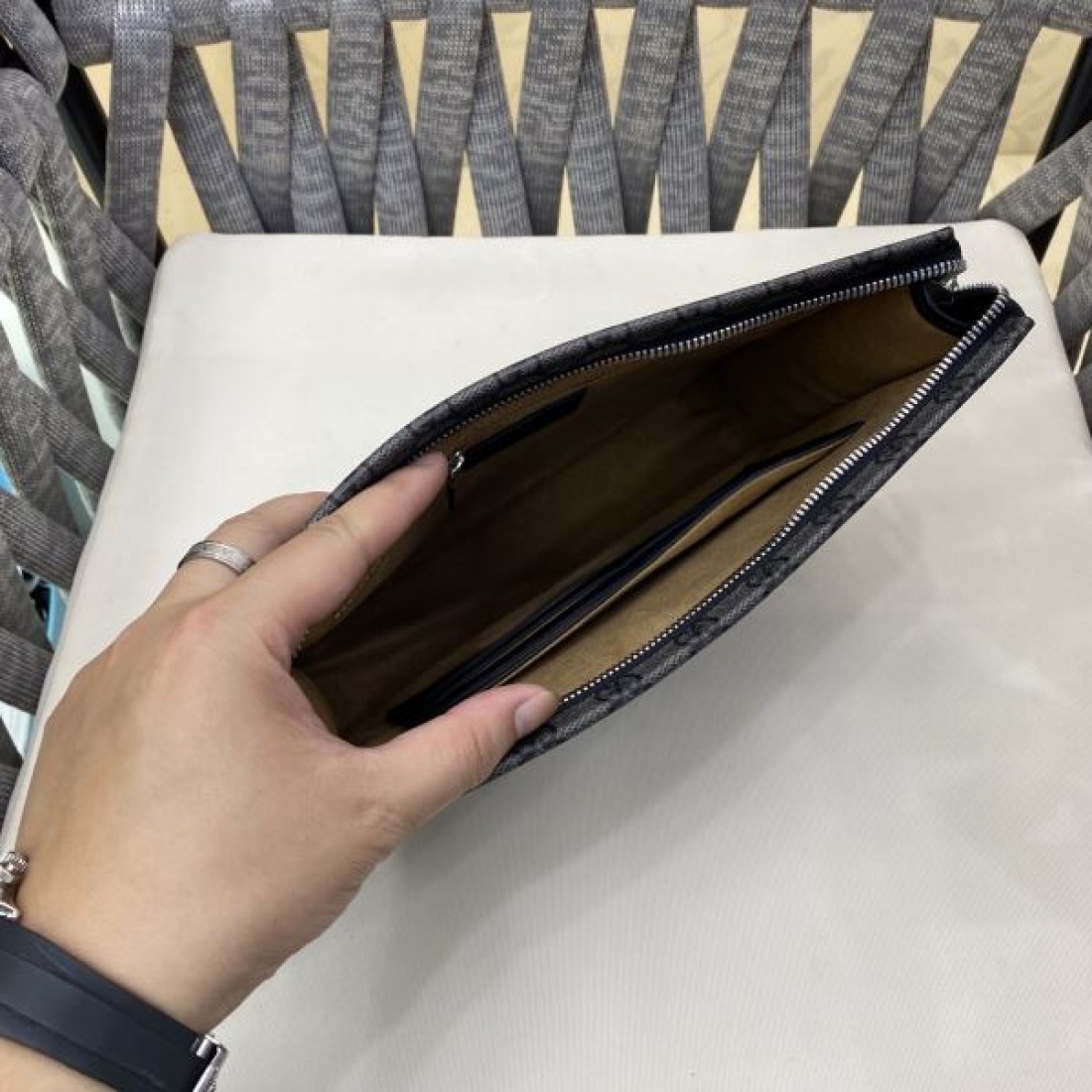 GUCCI グッチ コピー クラッチバッグ GGスプリームキャンバス スリムフォルム フラップデザイン リストストラップ付き 軽量設計