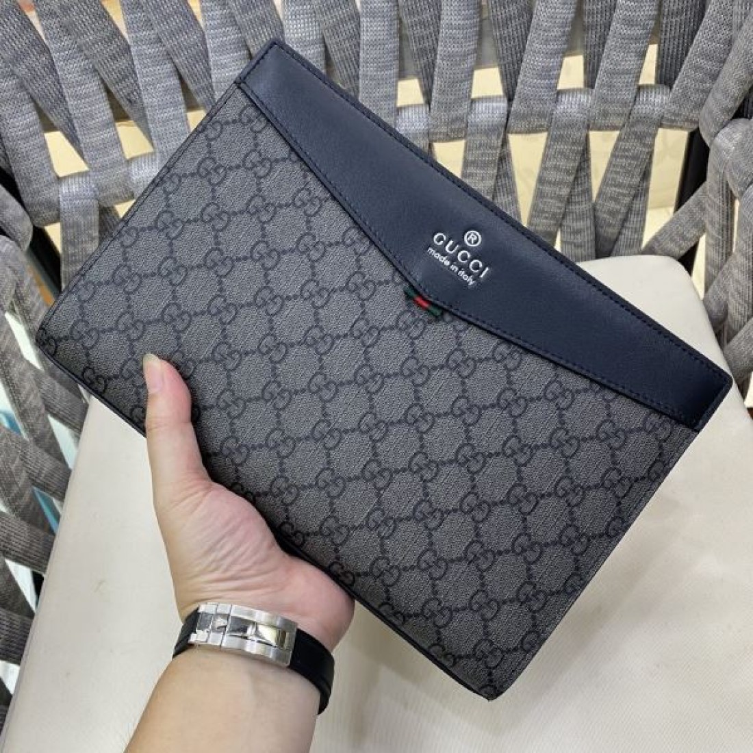 洗練 GUCCI グッチ コピー ポーチバッグ GGキャンバス クラッチスタイル ジップ開閉 リストストラップ付き コンパクト収納 デイリー使い