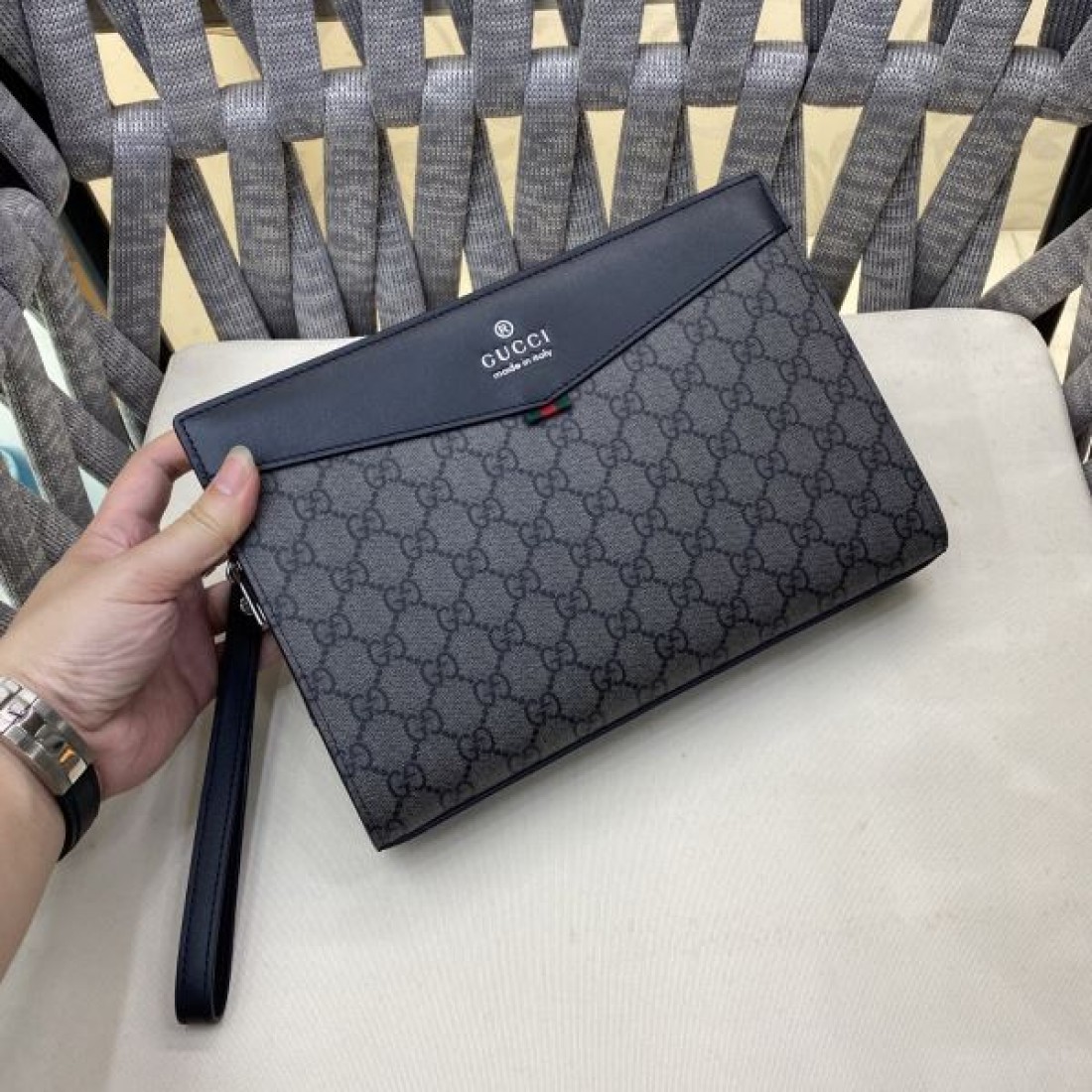 洗練 GUCCI グッチ コピー ポーチバッグ GGキャンバス クラッチスタイル ジップ開閉 リストストラップ付き コンパクト収納 デイリー使い